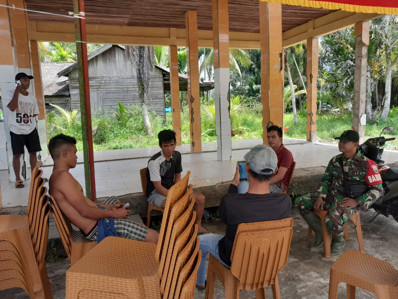 Bhabinsa Koramil 05/Gas Serda Ricky Komsos Bersama Pemuda Wujud Kedekatan Babinsa Dengan Warga Binaan