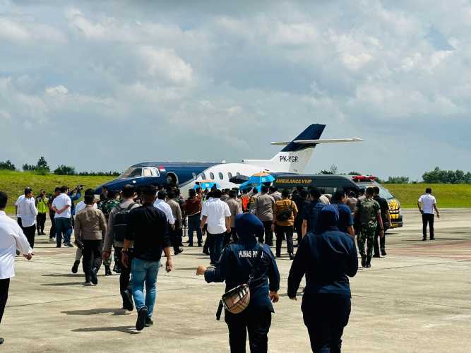 Kapolda Riau Irjen Moh Iqbal Lepas Keberangkatan Kapolda Jambi Irjen Rusdi Hartono dibandara Sultan Thaha Saifudin Jambi