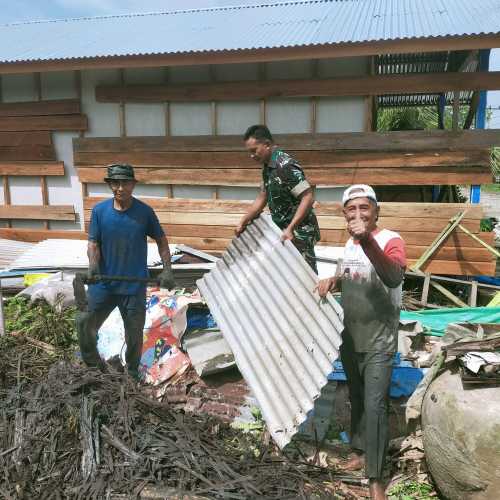 Babinsa Koramil 04/Kuindra Membantu Warga Bergotong Royong