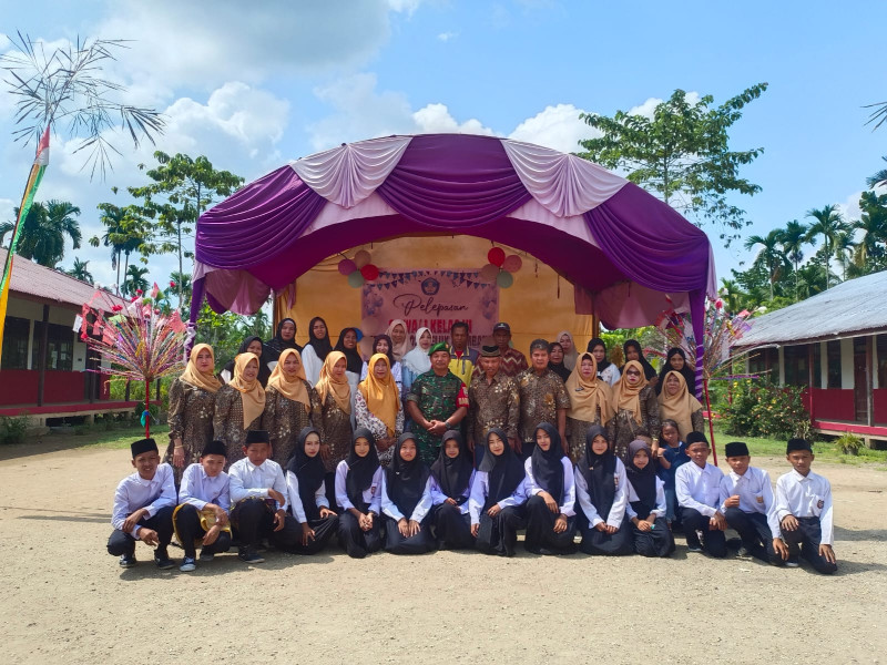 Babinsa Serka N. Sipayung Hadiri Acara Perpisahan Dan Pelepasan Siswa Siswi  SDN 026 Teluk Kiambang