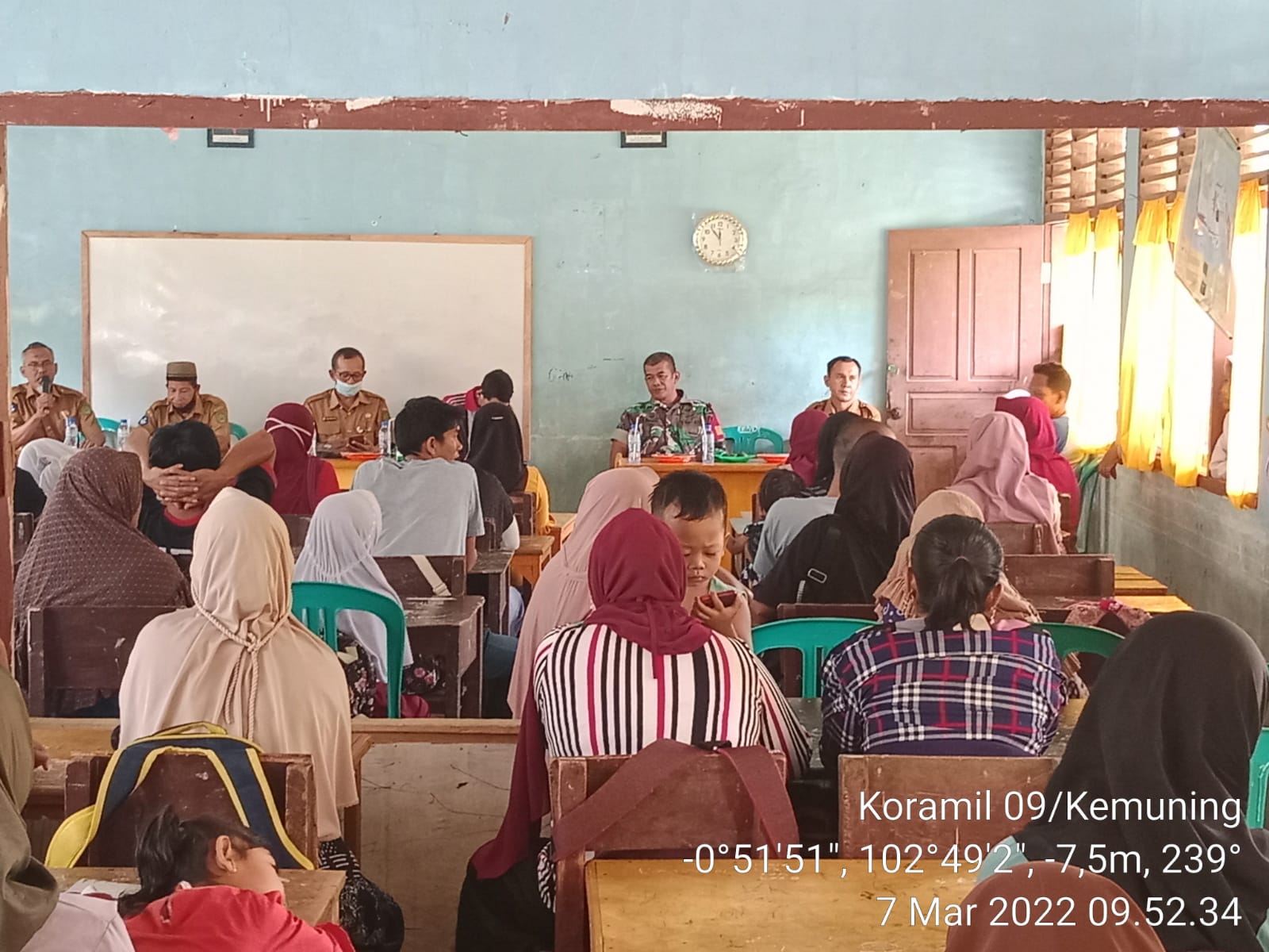 Babinsa Koramil 09/Kemuning Lakukan Serbuan Vaksinasi di Desa Kemuning Tua