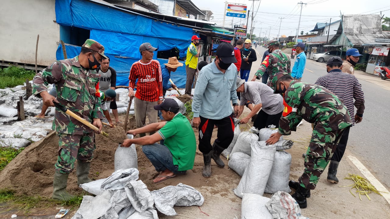 Babinsa Koramil 03/Tempuling Kodim 0314/Inhil, Kembali Goro Bersama Warga Bersihkan TPU