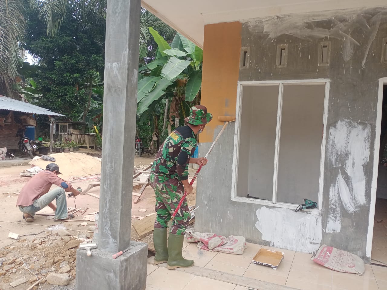TNI dan Warga Lanjutkan Pembangunan Rumah Ibu Dede Anggraini