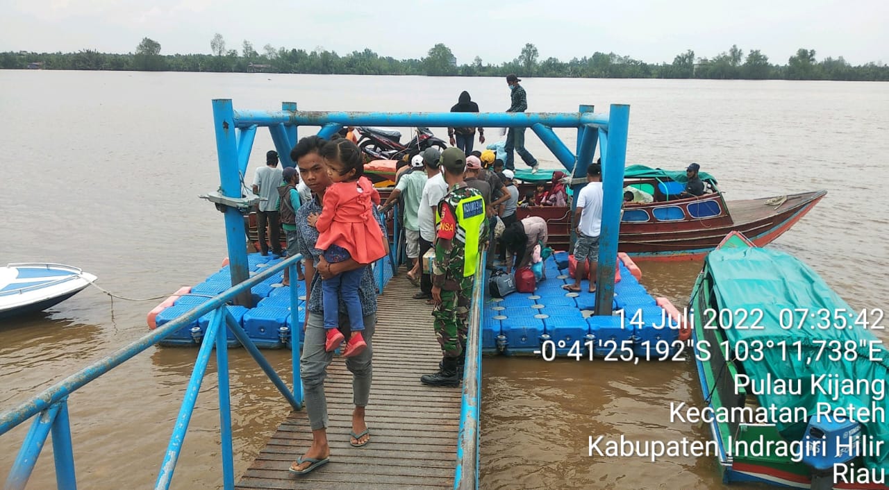 Ajak Warga Untuk Patuhi Prokes di Pelabuhan Oleh Babinsa Koramil 07/Reteh