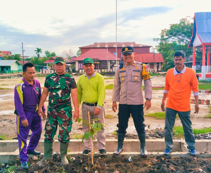 Danramil 05/Gas Lakukan Penanaman Pohon Dengan Tujuan Melakukan Penghijauan Di Area Teratak Sepakat