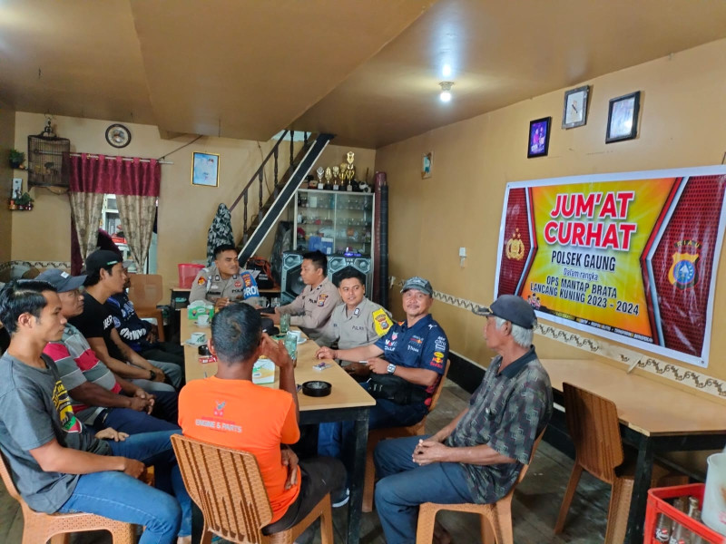 Melalui Giat Jumat Curhat, Kapolsek Gaung Iptu Andrianto.S.H.M.H Berdialog Dengan Warga