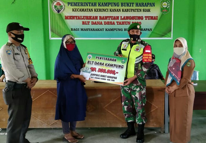 Babinsa Koramil 03/Siak Kodim 0303/Bengkalis Kawal Penyaluran BLT Dana Kampung Bukit Harapan