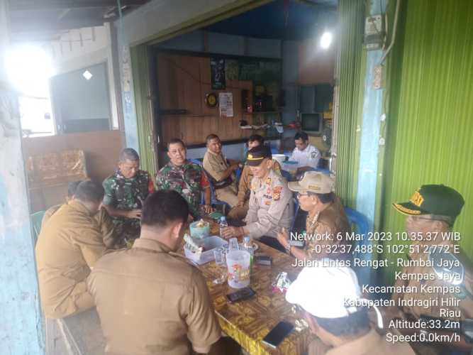 Babinsa 03/Tpl Sertu Mardia Komsos Jalin Silaturahmi, Dengan Aparat Kecamatan