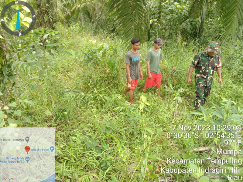 Babinsa 03/Tpl Serka Nuryadi Bersama MPA Laksanakan Patroli Karlahut Di Wilayah Binaan
