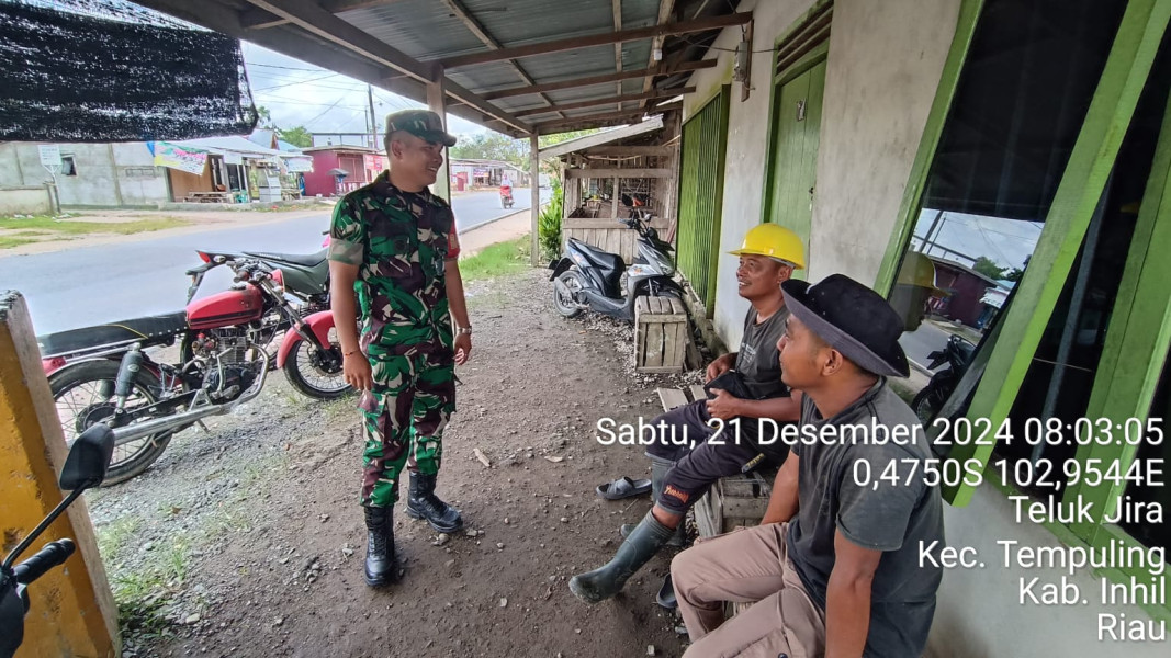 Babinsa Koramil 03/Tempuling Gelar Komsos dengan Masyarakat Desa Teluk Jira