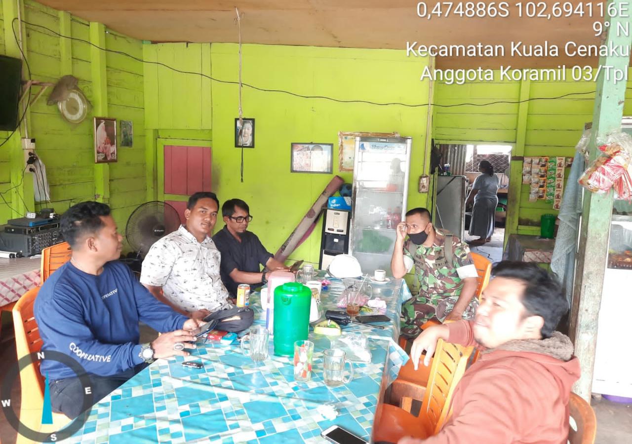 Bincang Santai, Jaga Hubungan Baik Babinsa Koramil 03/Tempuling Laksanakan Komsos dengan Warga Binaan