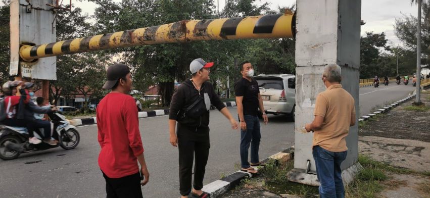 Membahayakan Pengguna Jalan, Dinas PUPR PKPP Bongkar Portal Jembatan Leighton