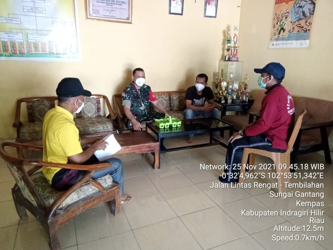 Selalu Kompak, Babinsa 03/Tempuling Komsos Bersama Aparat di Wilayah 