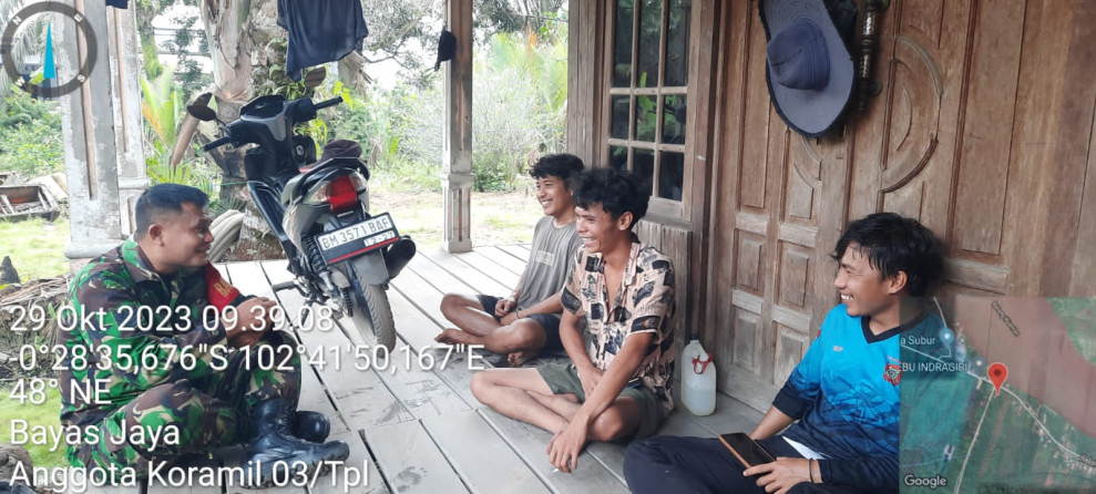 Babinsa 03/Tpl Serma Damrianto Sambangi Pemuda Di Desa Bayas Jaya