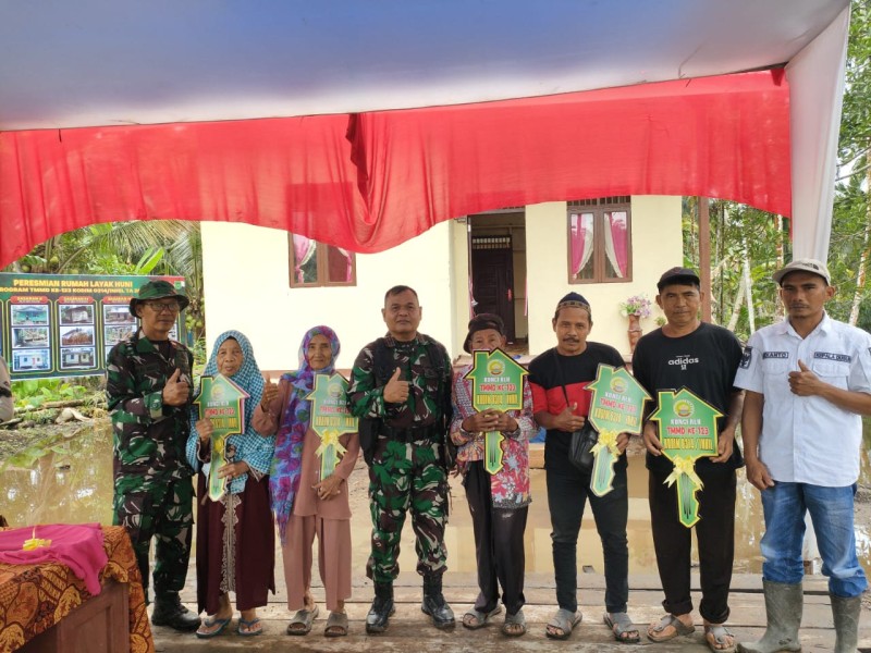Ramadhan Penuh Berkah, Danramil 03/Tpl Turut Serahkan Kunci Rumah Program TMMD Ke 123 Kodim 0314/Inhil