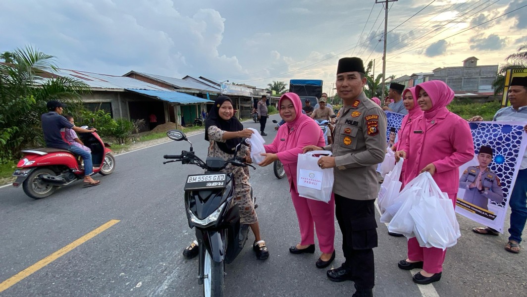Polsek Kempas dan Bhayangkari Berbagi Takjil Ramadhan kepada Masyarakat, Wujud Kepedulian dan Kebersamaan