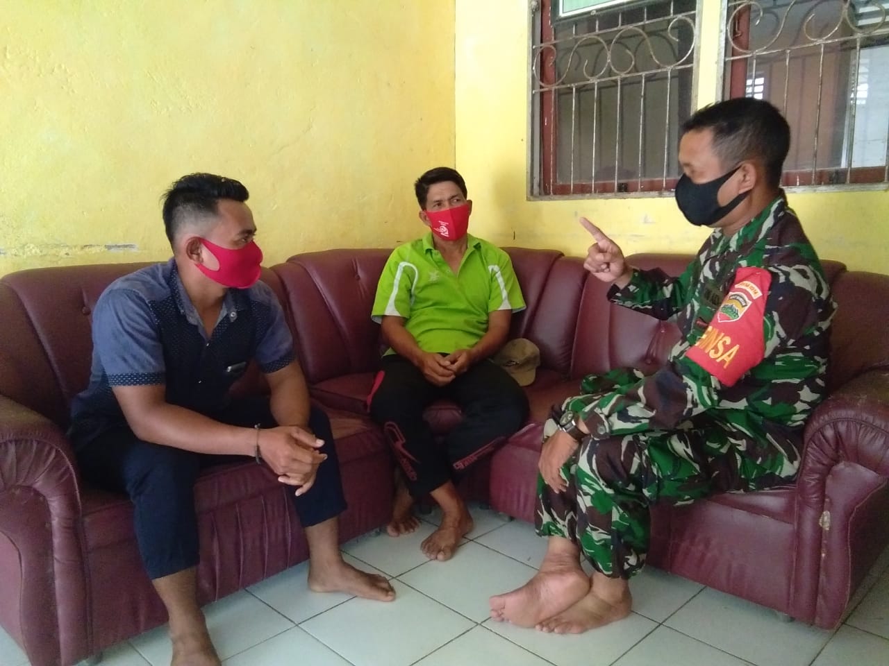 Lakukan Komsos, Babinsa Koramil 09/Kemuning Ajak Warga Ciptakan Ketahanan Pangan