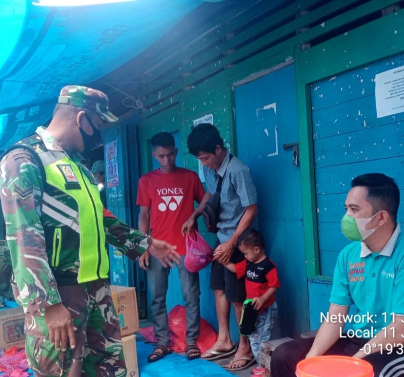 Lakukan Penegakan Protkes, Sertu Junaidi Rutin Imbau Warga untuk Pakai Masker