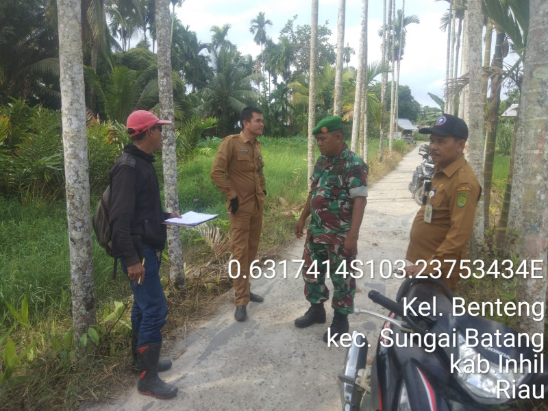 Turun Ke Lapangan, Koramil 07/Reteh Lakukan Pendataan Lahan Pertanian Bersama Pegawai Kelurahan