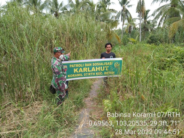 Babinsa Koramil 07/Reteh Rutin Lakukan Sosialisasi dan Patroli Mengenai Karhutla