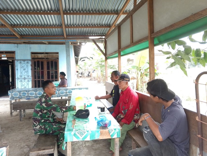 Serda Suirwansah, Babinsa Koramil 03/Tempuling, Himbau Kamtibmas Jelang HUT RI ke-80 di Desa Rumbai Jaya