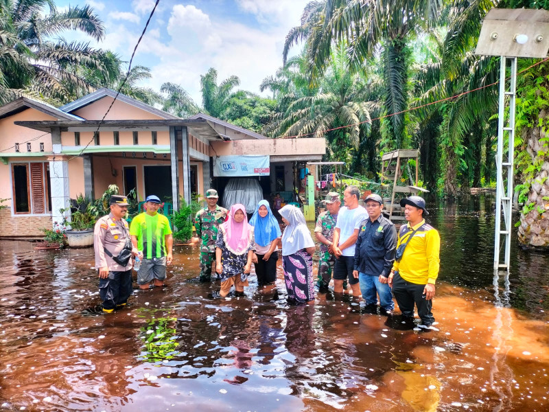 Akibat Curah Hujan Tinggi, Danramil 09/Kemuning Lakukan Pemantauan Terhadap Korban Banjir Luapan Sungai Gangsal
