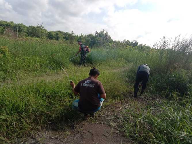 Akses Jalan Terganggu, Babinsa Koramil 04/Kuindra dan Masyarakat Lakukan Goro