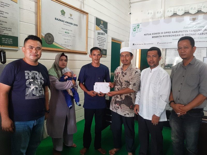 Baznas Inhil Berikan Bantuan untuk Balita Penderita Tumor Ganas