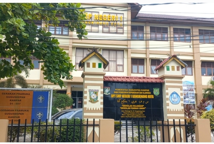 Mantan Kepsek SMPN 1 Bangkinang Kota Masniar Buka Suara Terkait Tudingan Dugaan Korupsi Dana BOS Mantan Kepsek SMPN 1 Bangkinang Kota Masniar Buka Suara Terkait Tudingan Dugaan Korupsi Dana BOS