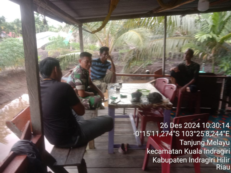 Babinsa Koramil 04/Kuindra Gelar Komsos Guna Himbau Masyarakat Jaga Keamanan dan Lingkungan