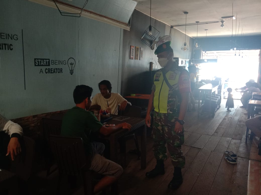 Anggota Koramil 04/Kuindra, Serda Ronal Manalu Tetap Laksanakan Penegakan Proks di Kantin