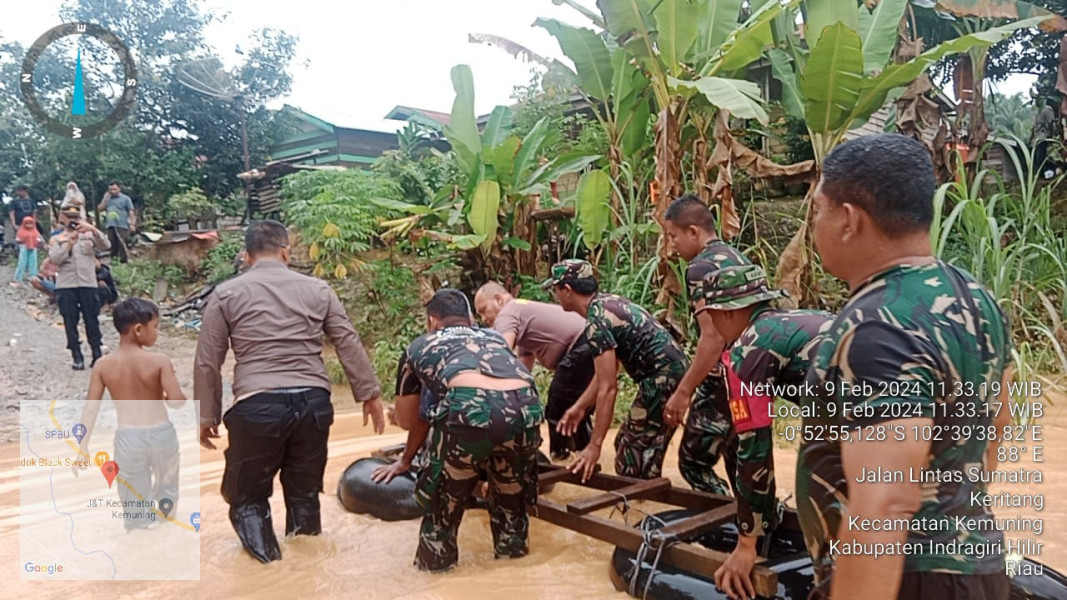 Dengan Adanya Bencana Banjir, Babinsa Giat Bantu Masyarakat Untuk Lakukan Sosialisasi