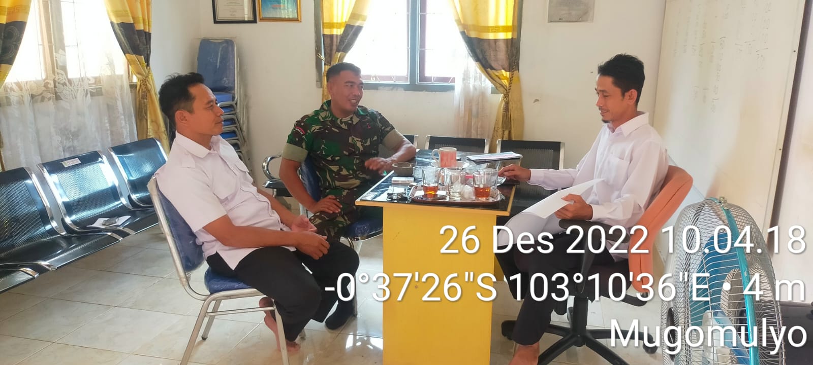 Sertu Bendri Laksanakan Komsos Bersama Sekdes dan Staf Desa Mugomulyo