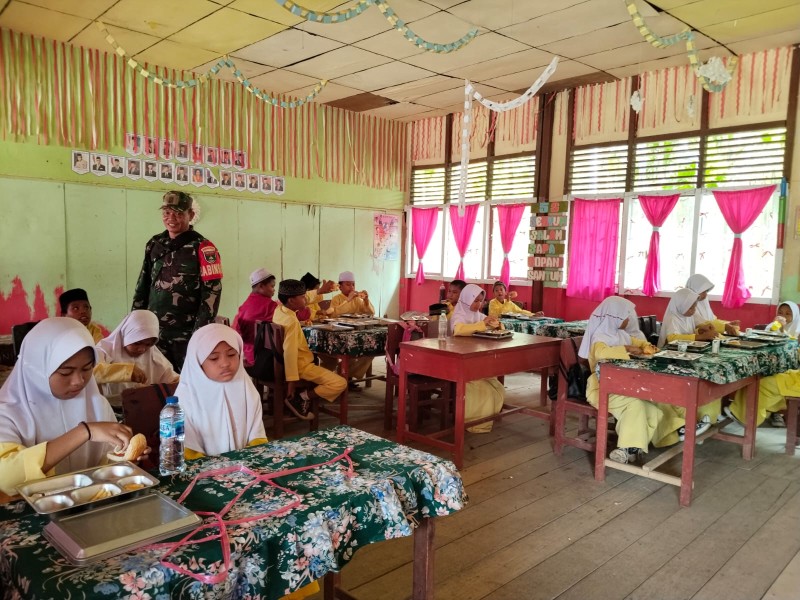 Babinsa Koramil 09/Kemuning: Kegiatan MBG Sangat Penting untuk Meningkatkan Kualitas Hidup Masyarakat