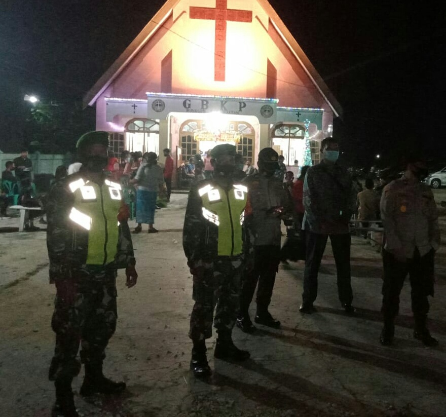 Babinsa Koramil 03/Siak Laksanakan Pengamanan Perayaan Natal di Gereja GKPS Kampung Banjar Seminai