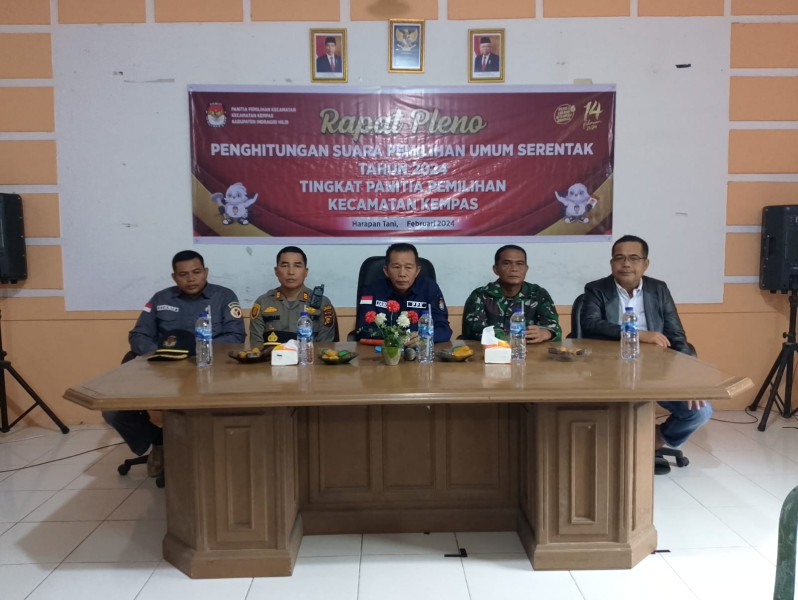 Jajaran Polsek Kempas bersama TNI Kawal Ketat Rapat Pleno di Tingkat PPK Kempas