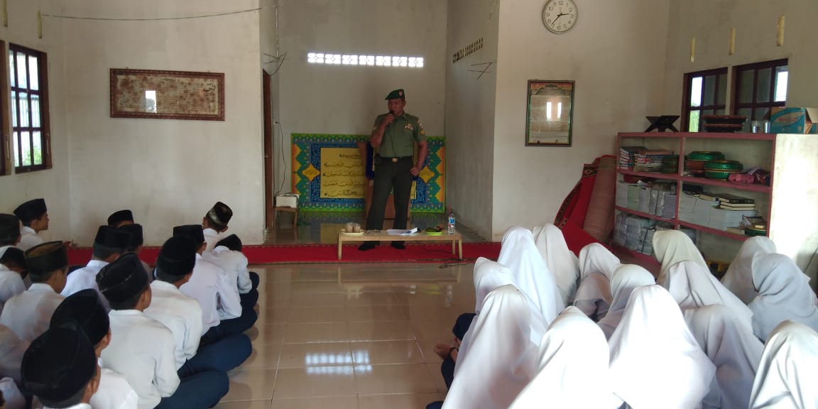 Babinsa 03/Tempuling Berikan Materi Wasbang Ke Pelajar Sekolah