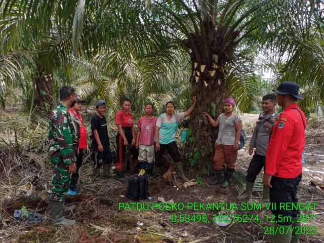 Babinsa 03/Tempuling Bersama Bhabinkamtibmas Cegah Karhutla Melalui Patroli