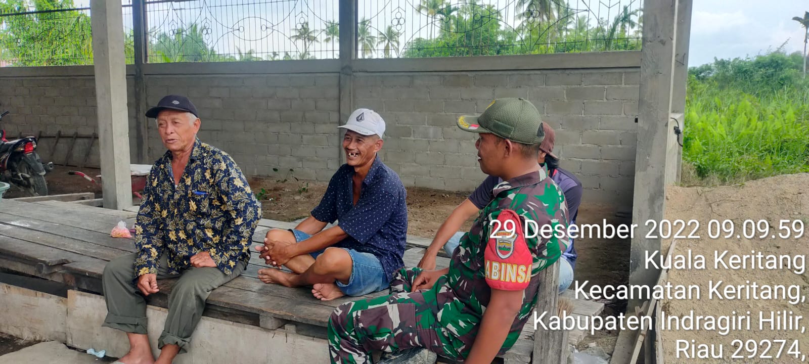 Jalin Hubungan Baik Bersama Warga Desa Melalui Komsos Babinsa Koramil 09/Kemuning