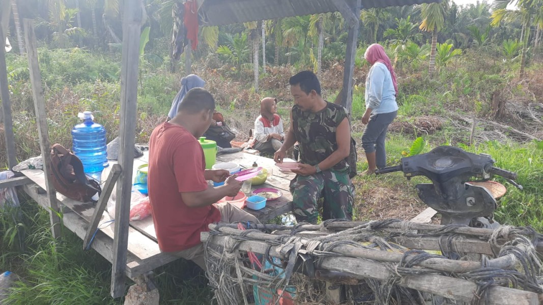 Babinsa Kopka RH Tambunan Komsos Dan Makan Bersama Petani, Wujudkan Kemanunggalan TNI dengan Rakyat
