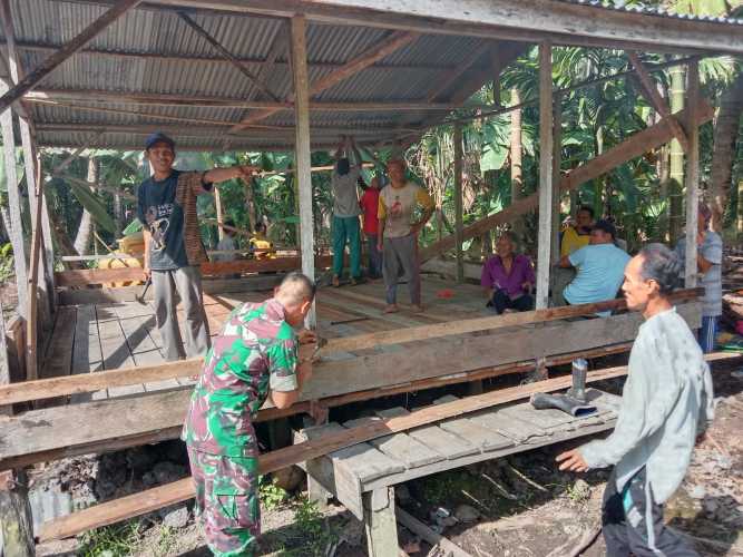 Babinsa Koramil 04/Kuindra Lakukan Goro Untuk Memperbaiki Tempat Pengajian