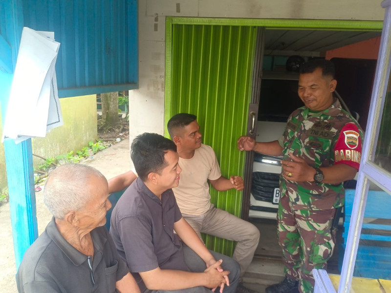 Babinsa 03/Tpl Dengan Masyarakat Saling Bertukar Informasi Untuk Kenyamanan Desa