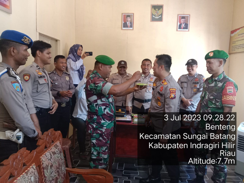 Peringati HUT Bhayangkara ke 77, Danramil 07/Reteh Datangi Kapolsek Sungai Batang Untuk Penyerahan Kue dan Ucapan Selamat