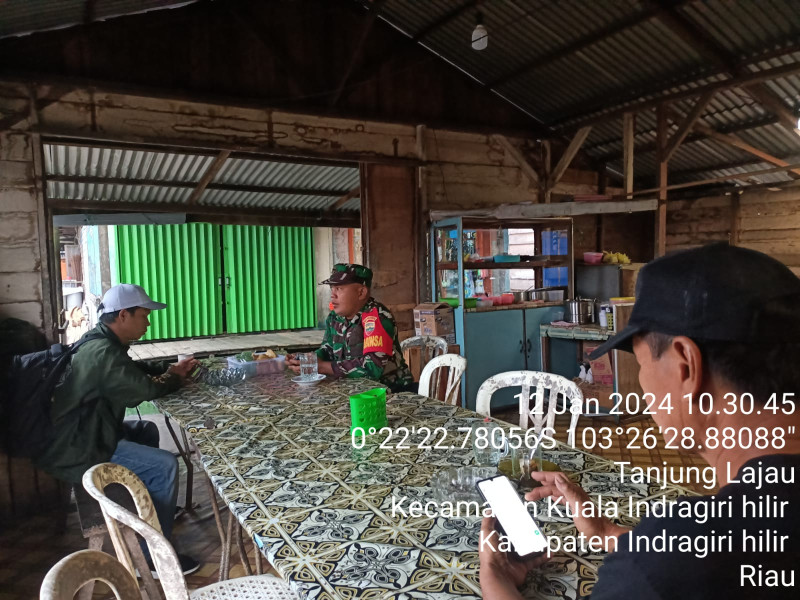 Babinsa Koramil 04/Kuindra: Komsos di Tengah Hujan, Perkuat Hubungan TNI-Masyarakat