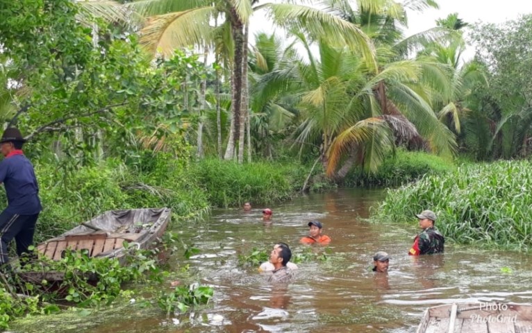 Bersama-sama dengan Masyarakat, Babinsa Koramil 12/Batang Tuaka Lakukan Goro Pembersihan Sungai