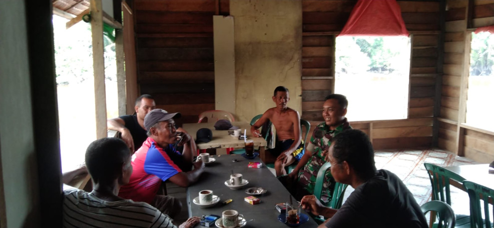 Pererat Sinergitas di Wilayah Babinsa 05/Gas Pratu Risma Syahputra Komsos Bersama Masyarakat Setempat