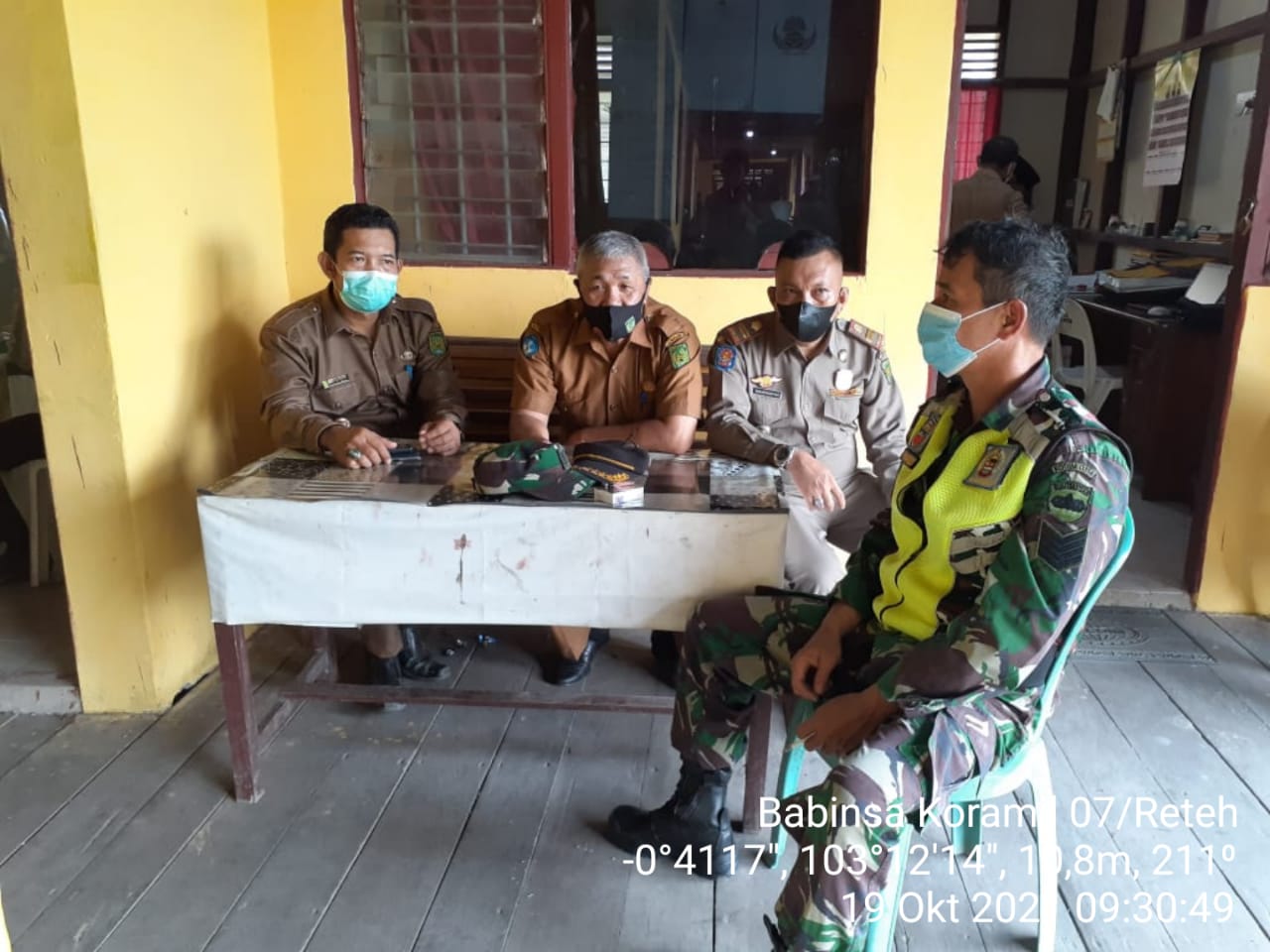 Babinsa Koramil 07/Reteh Rutin Lakukan Komsos di Kelurahan Metro