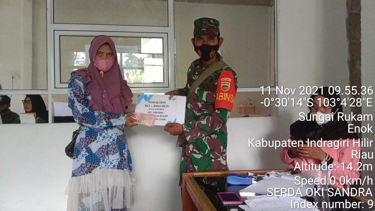 Babinsa Koramil 02/Tanah Merah Dampingi Penyaluran BLT di Sungai Rukam