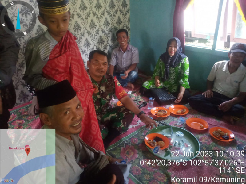 Babinsa Koramil 09/Kemuning Jalin Hubungan Baik Sekaligus Hadiri Acara Sunatan Massal