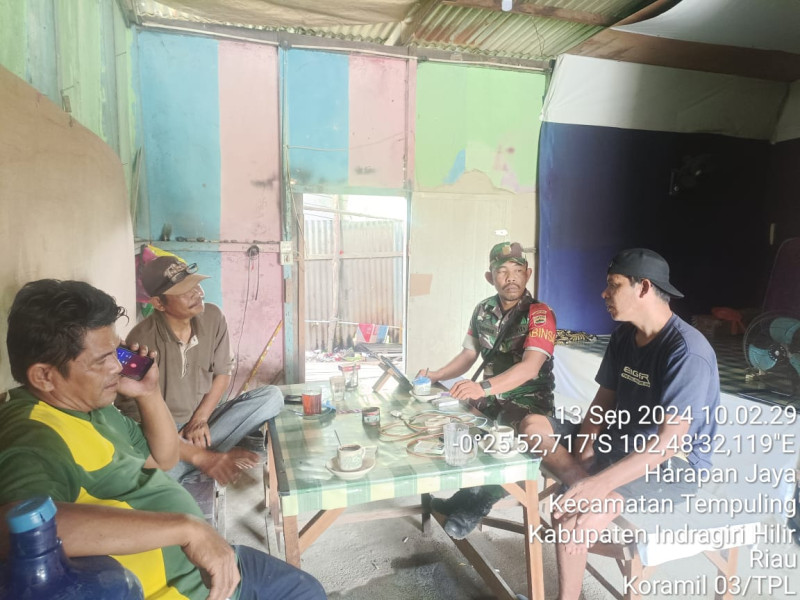 Melalui Komsos Babinsa 03/Tpl Kopka RH Tambunan Sampaikan Pesan Jaga Ketertiban dan Kebersihan Lingkungan